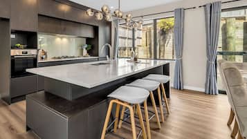 Kjøleskap, mikrobølgeovn, ovn og kokeplater