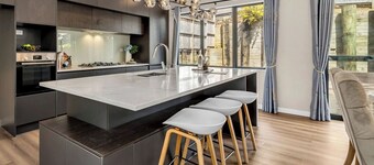 Alluvial New Build - Huge Backyard & Deck, 6 Baths