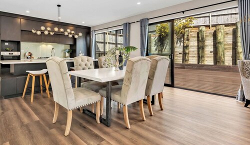 Alluvial New Build - Huge Backyard & Deck, 6 Baths