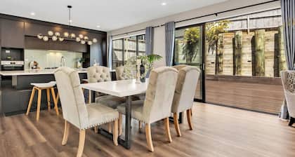 Alluvial New Build - Huge Backyard & Deck, 6 Baths