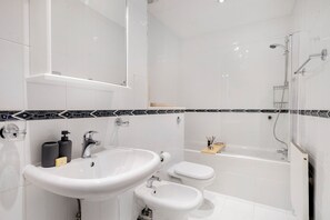 Hair dryer, towels, soap, toilet paper - Stylish Mayfair Escape off Piccadilly (London)