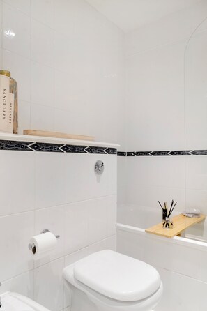 Hair dryer, towels, soap, toilet paper - Stylish Mayfair Escape off Piccadilly (London)