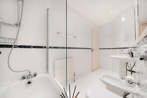 Hair dryer, towels, soap, toilet paper - Stylish Mayfair Escape off Piccadilly (London)