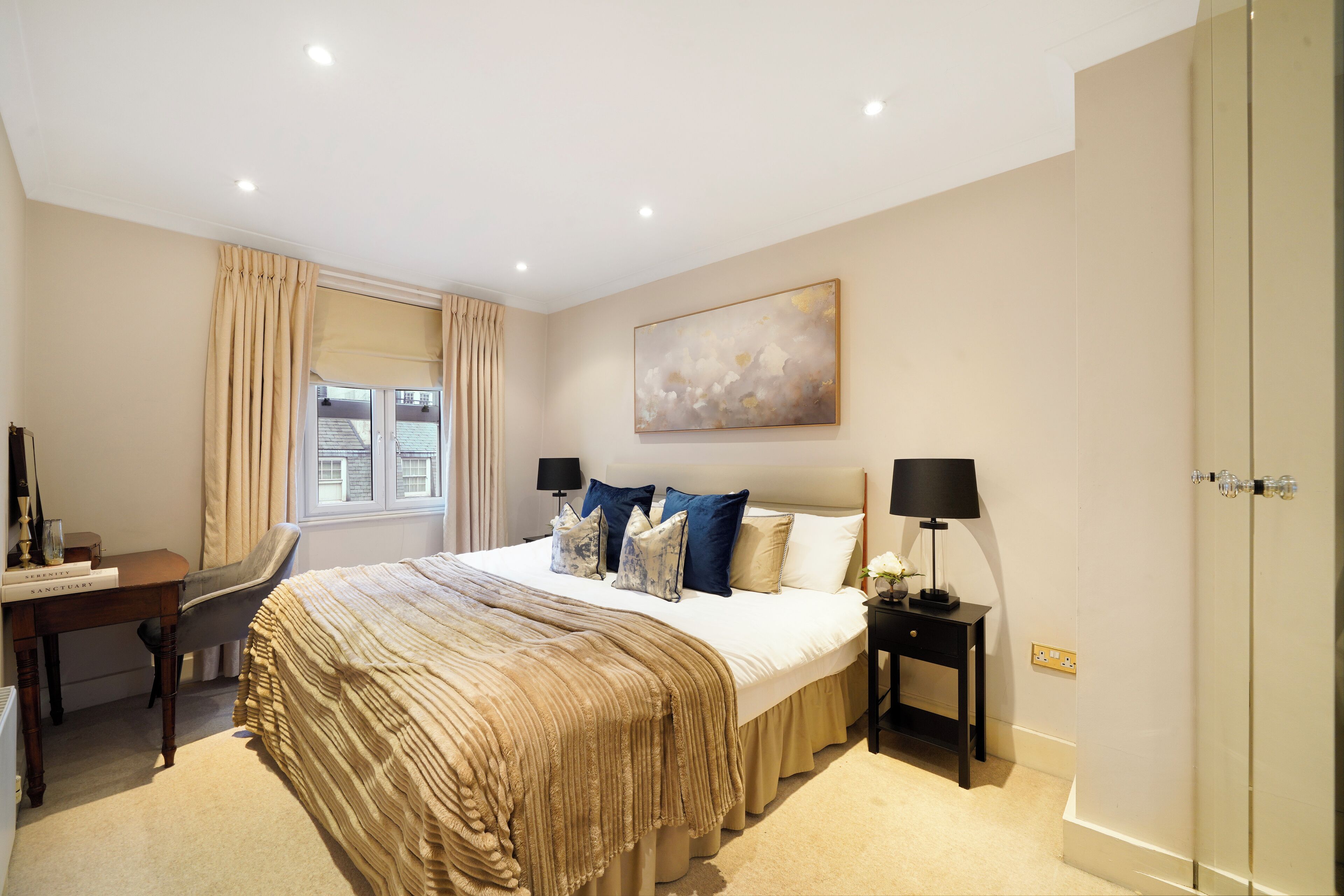 Tabla de planchar con plancha, wifi y ropa de cama 