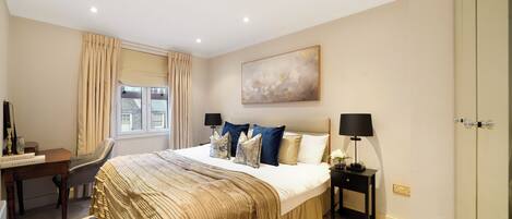 Tabla de planchar con plancha, wifi y ropa de cama