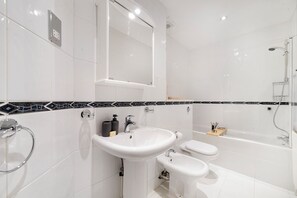 Hair dryer, towels, soap, toilet paper - Stylish Mayfair Escape off Piccadilly (London)