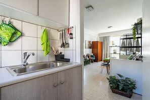 Studio, 1 Doppelbett, Küche, Stadtblick | Eigene Küche | Großer Kühlschrank, Mikrowelle, Ofen, Herdplatte