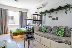 Studio, 1 Double Bed, Kitchen, City View | Egyptian cotton sheets, premium bedding, blackout curtains - Oasis - Cosy Studio in Larnaca (Larnaca)