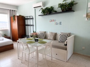 In-room dining - Oasis - Cosy Studio in Larnaca (Larnaca)