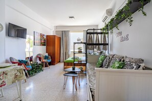 Estudio, 1 cama matrimonial, cocina, vista a la ciudad | Interior
