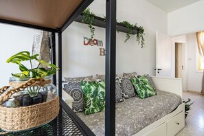 Studio, 1 Double Bed, Kitchen, City View | Egyptian cotton sheets, premium bedding, blackout curtains - Oasis - Cosy Studio in Larnaca (Larnaca)