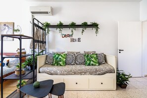 Estudio, 1 cama matrimonial, cocina, vista a la ciudad | Área de sala de estar | Smart TV, Netflix y servicios de streaming 