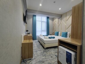 Dobbeltværelse med dobbeltseng eller 2 enkeltsenge - byudsigt | Lydisolering, gratis Wi-Fi