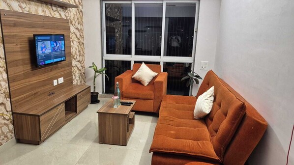 Double or Twin Room, City View | Living area - Tulsi Luxury Home (Mumbai)