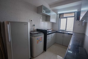 Double or Twin Room, City View | Private kitchen | Fridge, microwave, oven, stovetop - Tulsi Luxury Home (Mumbai)