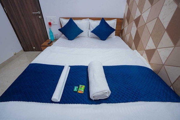 Double or Twin Room, City View | Iron/ironing board, free WiFi - Tulsi Luxury Home (Mumbai)