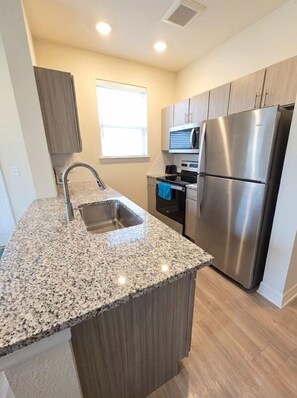 Fridge, microwave, oven, stovetop - Cedar Park Apt | Pool, Gym, WiFi, Kitchen, Laundry (Cedar Park)