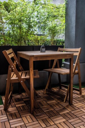 Outdoor dining - Urban Loft Oasis • Green Patio • Free Parking (Vancouver)