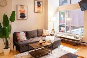 Smart TV, books, video library - Urban Loft Oasis • Green Patio • Free Parking (Vancouver)