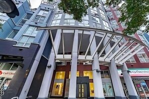 Exterior - Urban Loft Oasis • Green Patio • Free Parking (Vancouver)