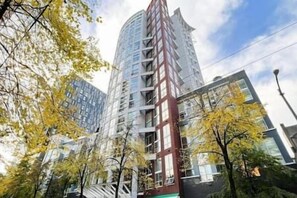 Exterior - Urban Loft Oasis • Green Patio • Free Parking (Vancouver)