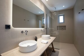 Douche, sèche-cheveux, serviettes fournies, savon