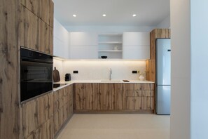 Fridge, microwave, oven, dishwasher - Villa Sozon. Spacious villa with sea view 150 m from the beach. (Mykonos)