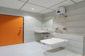 Family Room | Bathroom - Hotel TGR (Majigam)