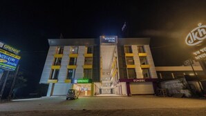 Un immeuble à plusieurs étages portant les enseignes des commerces « GRENEE » et « DONZEL ».