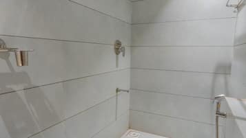 Habitació quàdruple | Bany | Dutxa, tovalloles, sabó i xampú