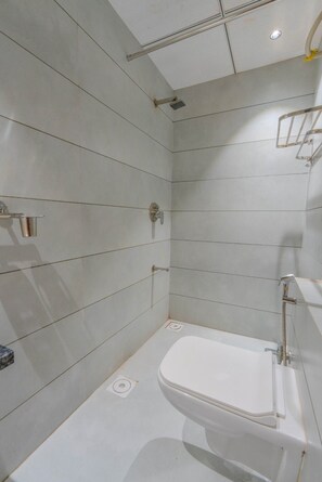 Habitació quàdruple | Bany | Dutxa, tovalloles, sabó i xampú