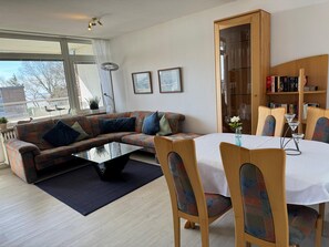 Una televisión, un reproductor estéreo