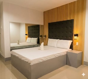 Desk, rollaway beds, bed sheets - D New Inn Mactan (Lapu-Lapu)