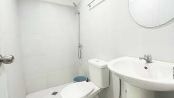 Standard Double Room | Bathroom | Shower, towels