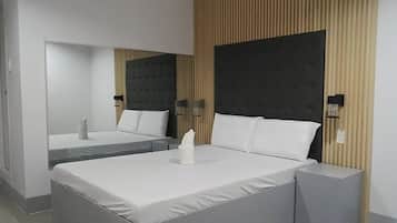 Habitación doble estándar | Escritorio, camas extra y ropa de cama