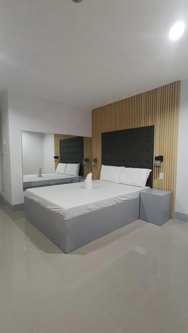 Quarto casal standard | Escrivaninha, camas extras/dobráveis (sobretaxa), roupa de cama