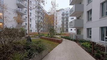 Comfort Apartment, Balcony, Courtyard View | Property grounds