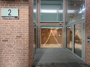 Comfort-lejlighed - balkon - udsigt til gårdsplads | Lobby