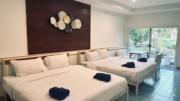 Villa – classic, balkong, hageutsikt | Skrivebord, skrivebord for bærbar PC og wi-fi (inkludert)