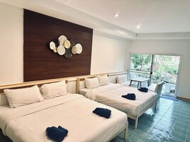 Villa clásica, balcón, vistas al jardín | Escritorio, espacio para trabajar con un portátil, wifi gratis