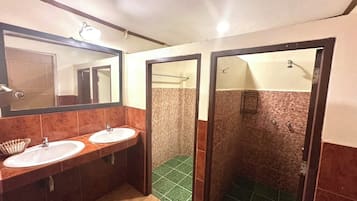 Classic-Villa, Balkon, Gartenblick | Badezimmer | Kostenlose Toilettenartikel, Haartrockner, HandtĂŒcher, Seife