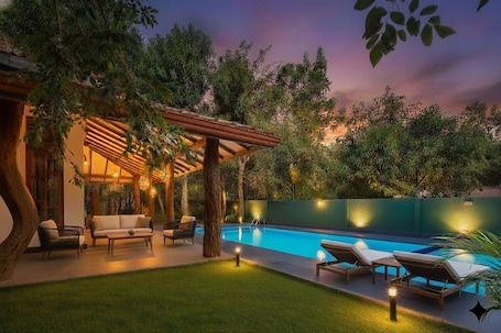 Outdoor pool. Kingfisher Resort & Retreat - Sigiriya