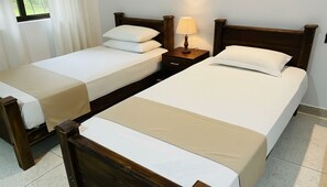 Deluxe kamer, 1 twee- of 2 eenpersoonsbedden, balkon, uitzicht op tuin | Een bureau, een strijkplank/strijkijzer, gratis wifi