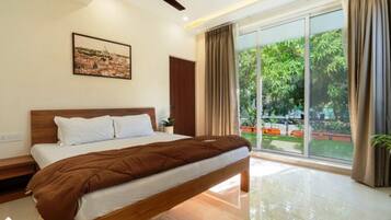 Desk, laptop workspace, free WiFi