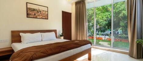 Desk, laptop workspace, free WiFi