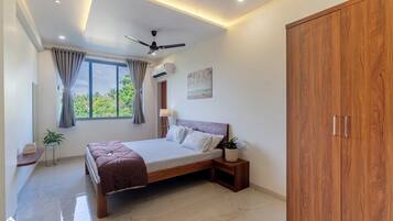 Escritorio, espacio para trabajar con laptop y wifi gratis