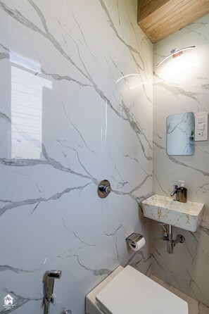 Villa Signature, vue jardin | Salle de bain | Baignoire et douche séparées, sèche-cheveux, serviettes fournies, savon