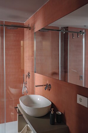 Douche, sèche-cheveux, bidet, serviettes fournies