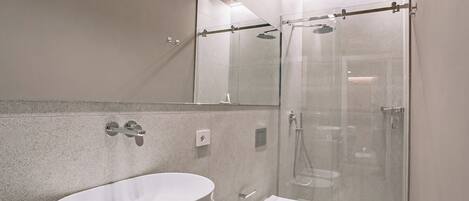 Douche, sĂšche-cheveux, bidet, serviettes fournies