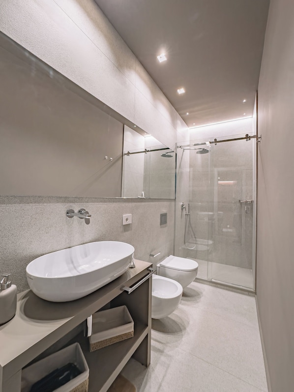 Shower, hair dryer, bidet, towels - Silva Apartment (Catania)